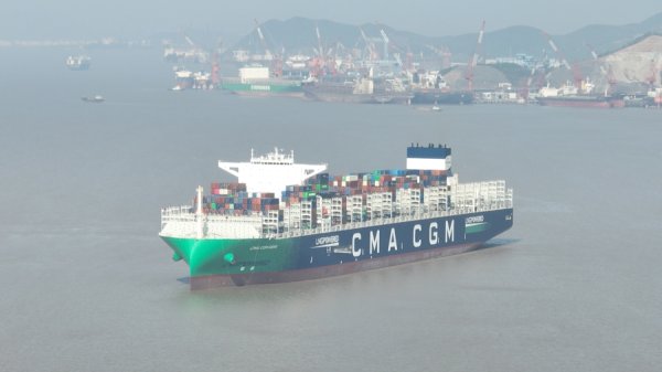 广发E配 海上“绿色带货王”首靠宁波舟山港，最大装载量达23876标准箱